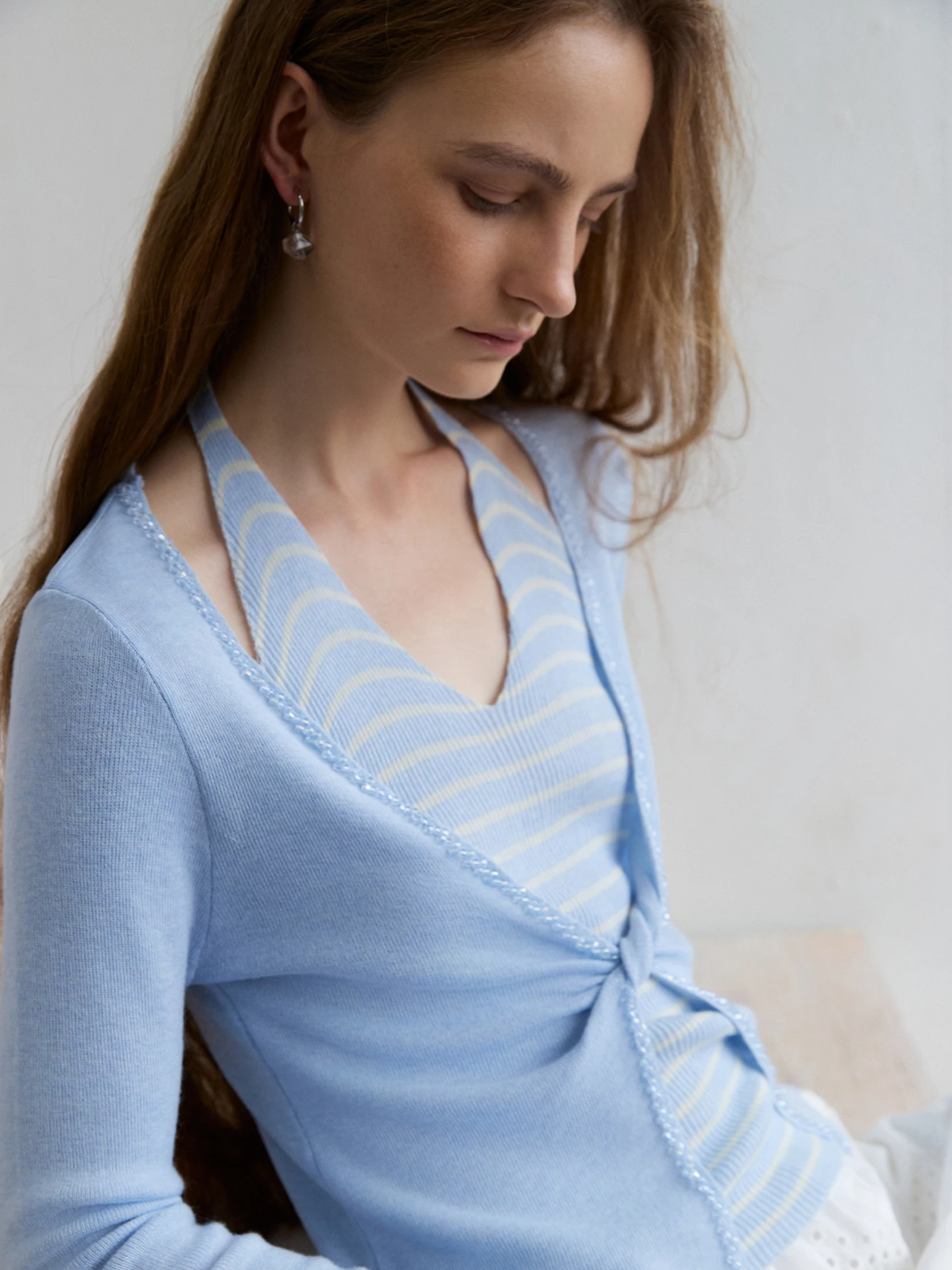 

Вязаный вручную женский свитер с V-образным вырезом и полосками, имитирующий комплект из двух предметов, из мягкой шерстяной смеси, стандартный крой, с длинными рукавами, модный топ для девушек