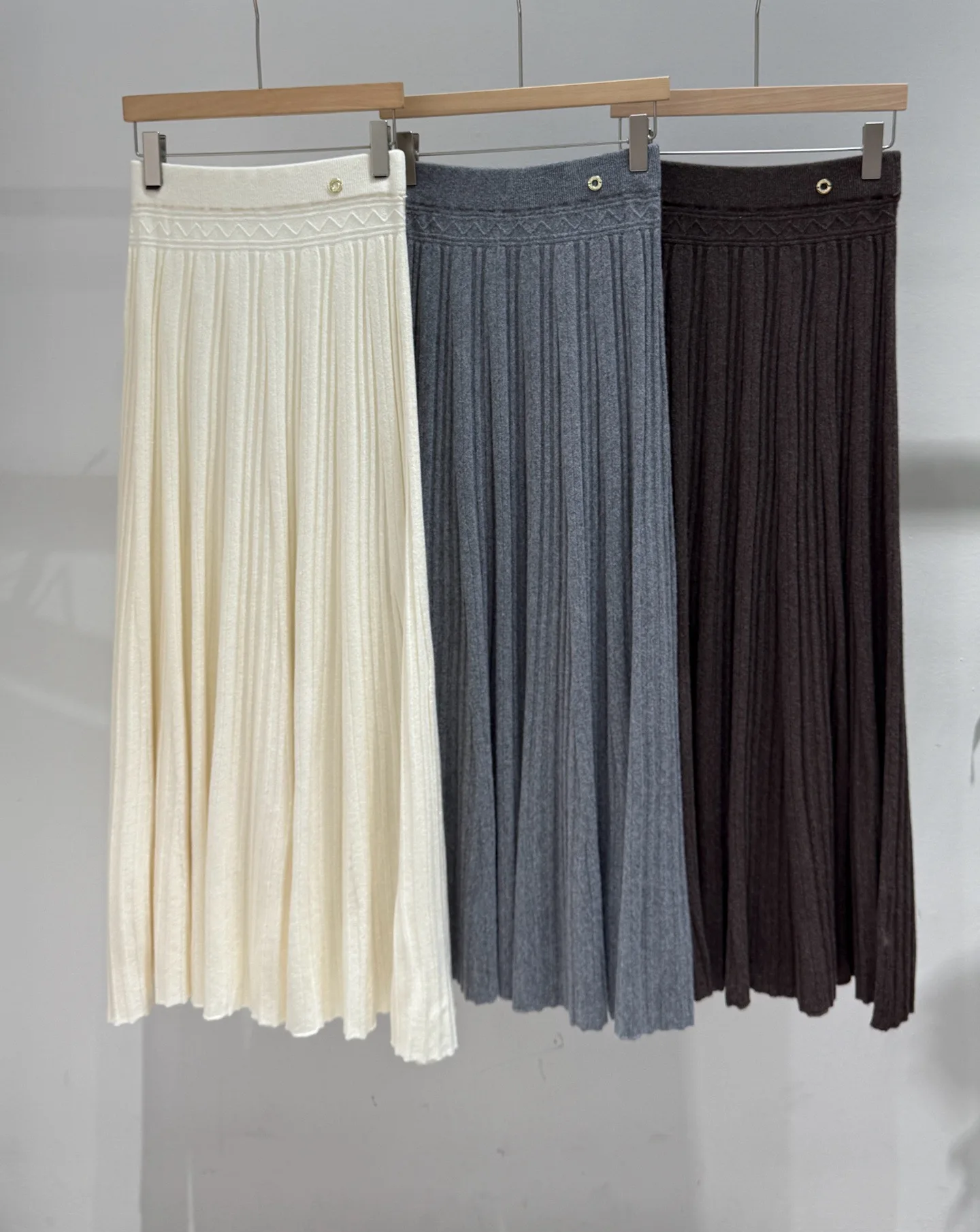 2026 Women's Autumn High-Waisted Ribbed Cashmere A-Line Midi Skirt