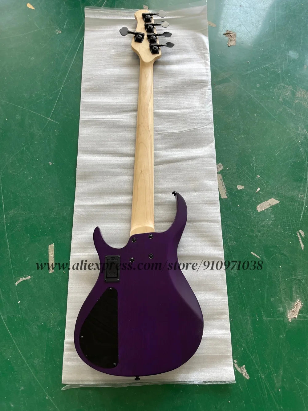 Baixo roxo fosco, baixo de 5 cordas, ponte fixa preta, corpo de cera branca, pescoço de bordo, bateria ativa, personalizável