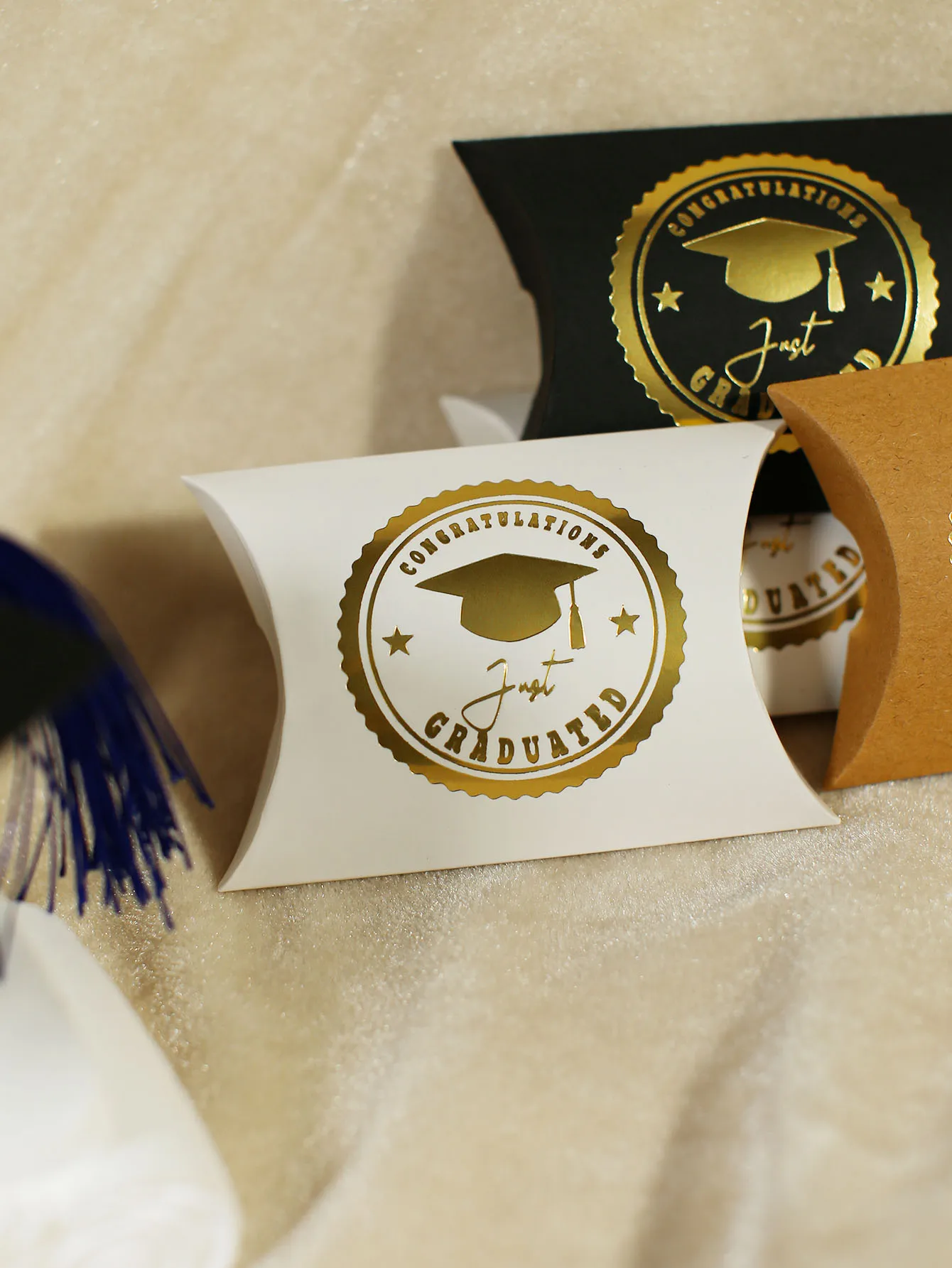 Warm candy box for graduation season, four-color gift box, badge with bachelor's cap element, conveying good wishes to graduates