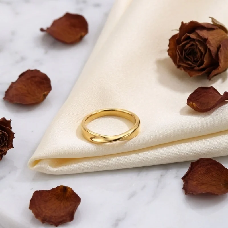 1 Piece of Stainless Steel Ring with 18K Gold Plating, Fashionable Smooth Twisted Design, Suitable for Women as a Versatile Basic Piece for Stacking, and Suitable for Various Occasions Such as Daily Wear, Dates, and Outings