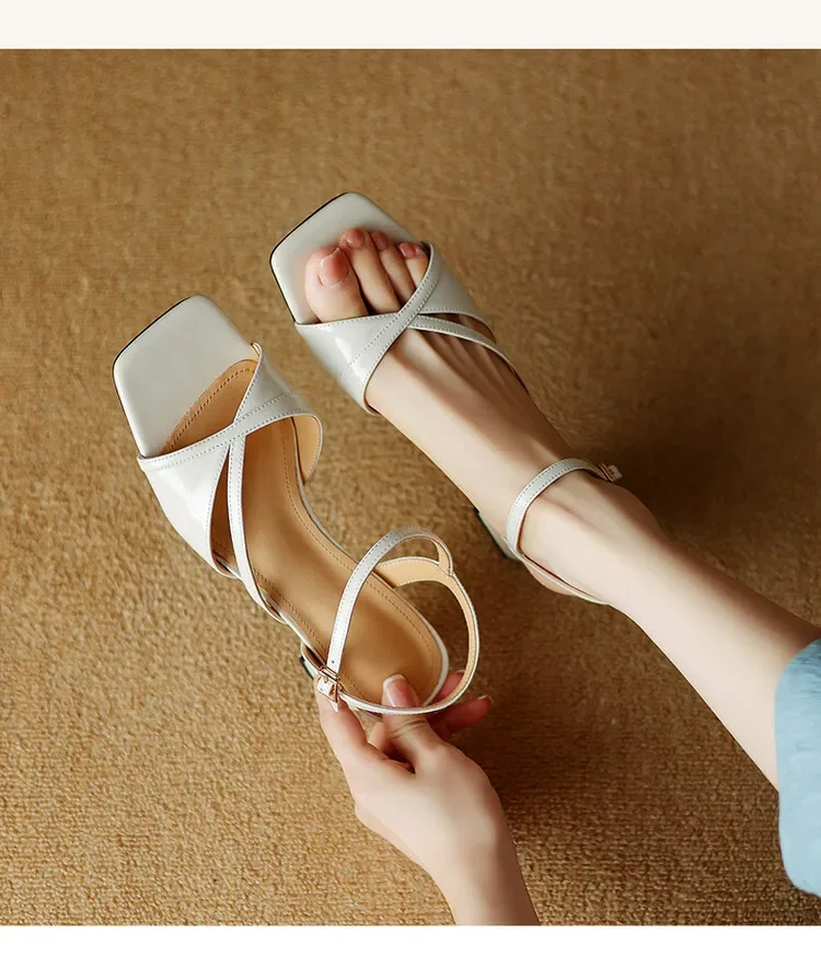 Square toe thick heel sandals have a design feel on the upper, and the new sandals are fashionable