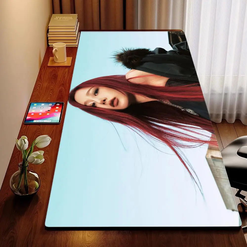 Kpop giselle mouse pad xxl acessórios de computador teclado grande almofada de mesa para laptop o novo produto gamer gaming