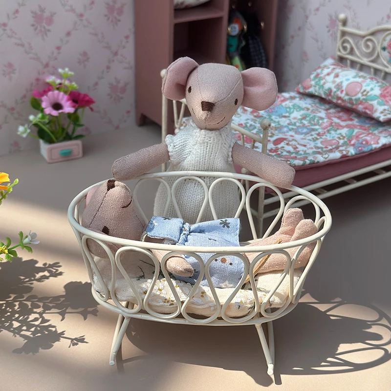 1 Set of 1:8 Scale Mini Cast Iron Cradle with Off-White Floral Cushion, Suitable for OB11 BJD Decorative Scene Accessories