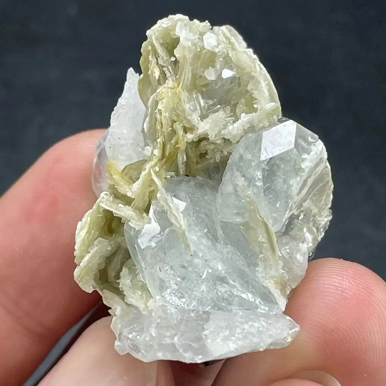 New 100% natural aquamarine mica with clean and transparent mineral crystals from Xuebaoding