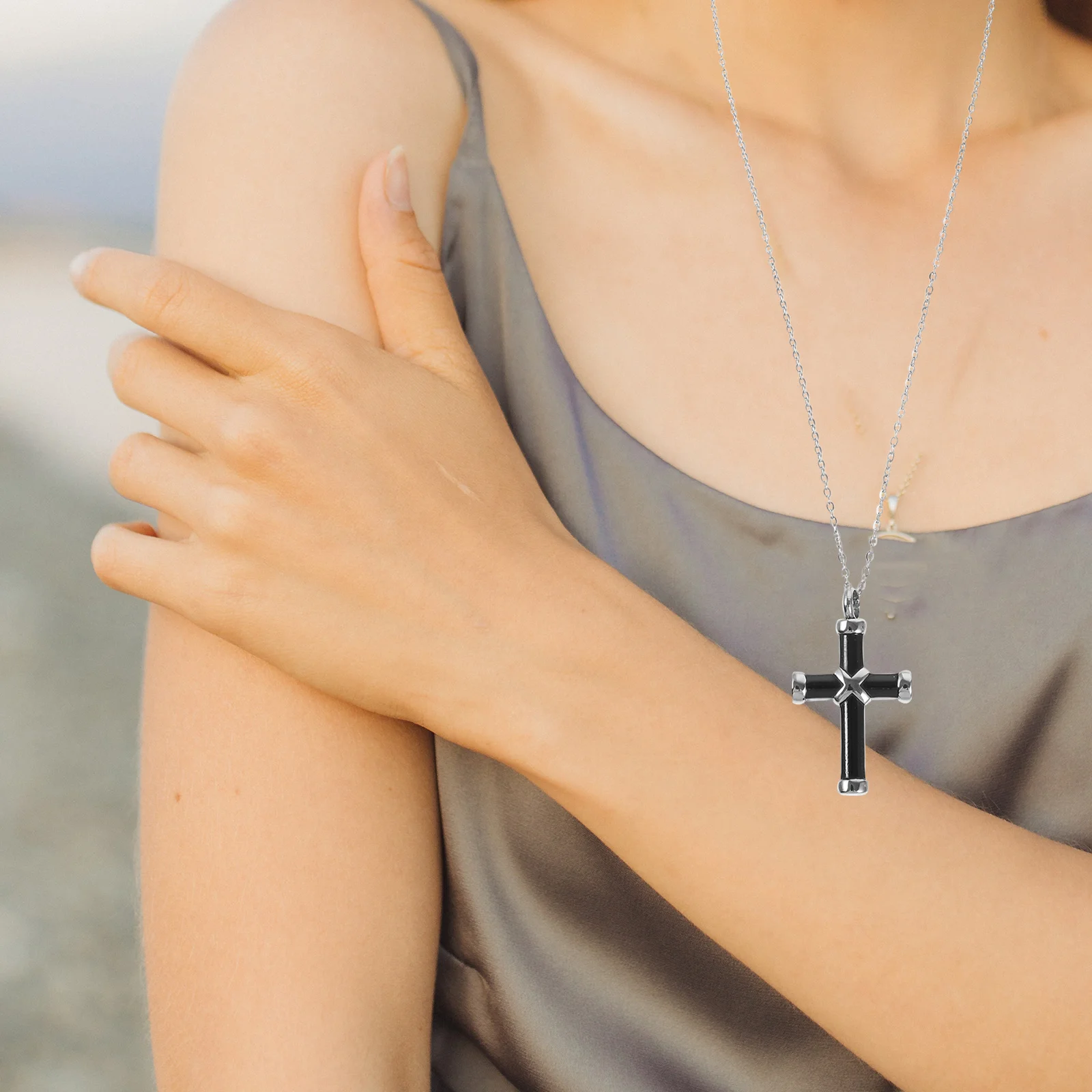 

Ashes Urn Necklace Stainless Steel Cross Pendant Creative Memorial Jewelry for Ashes Women Cremation Keepsake Necklace