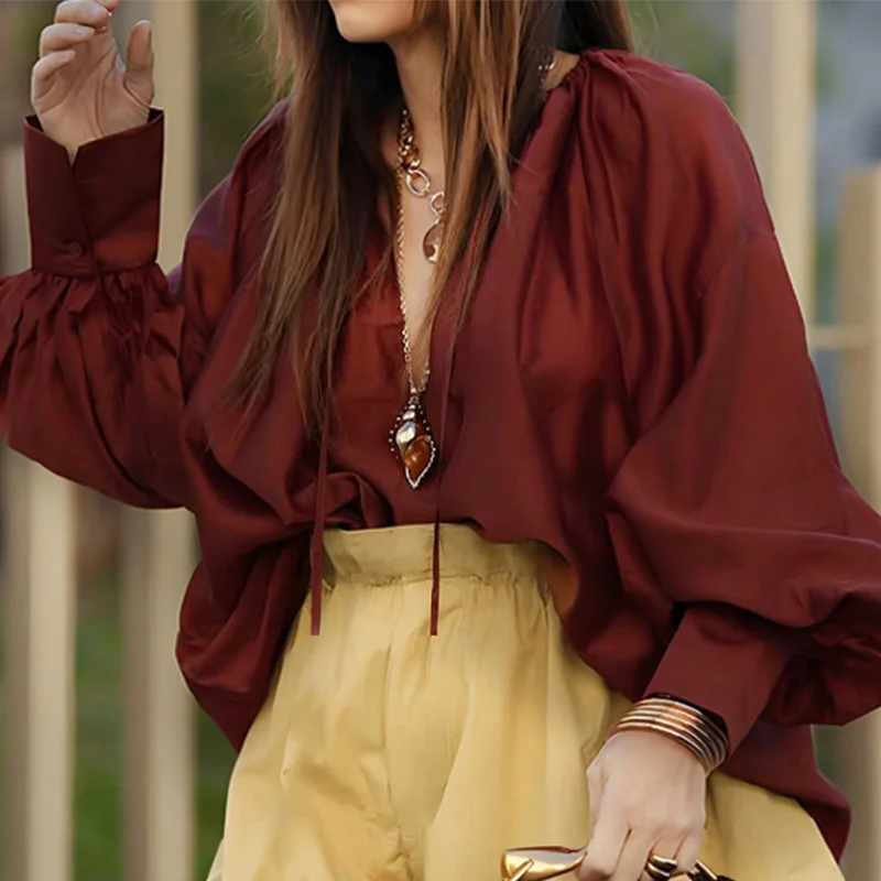 Blusa plisada elegante de Color sólido para mujer, blusa sencilla Vintage con cuello en V para ir al trabajo, camisas holgadas de Color sólido para ir al trabajo