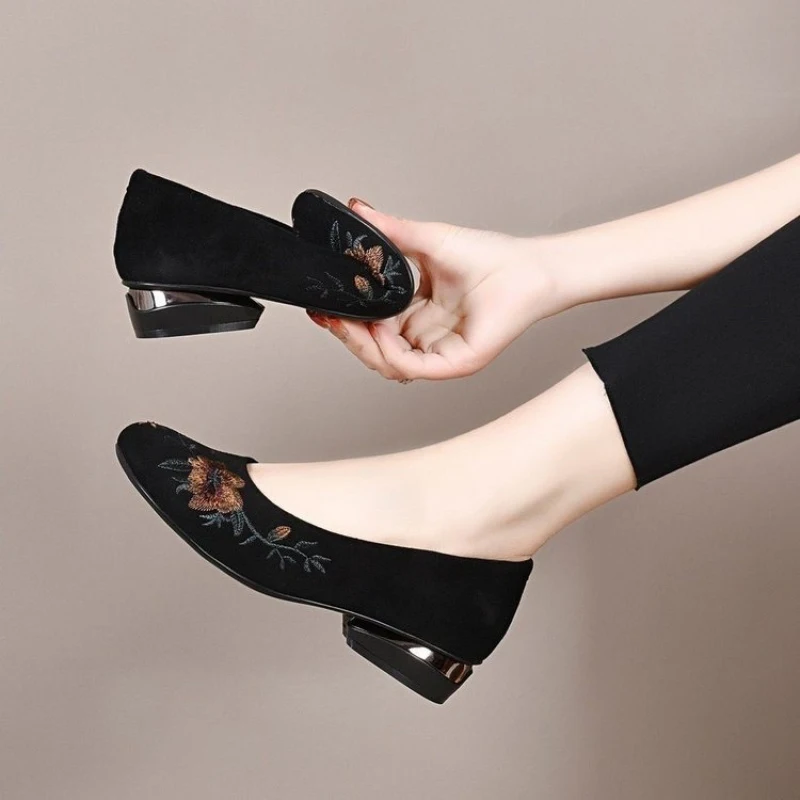 

Женские повседневные туфли-слипоны с низким вырезом, замшевые, с круглым носком, на массивном каблуке 1-3 см, с вышивкой, на нескользящей резиновой подошве