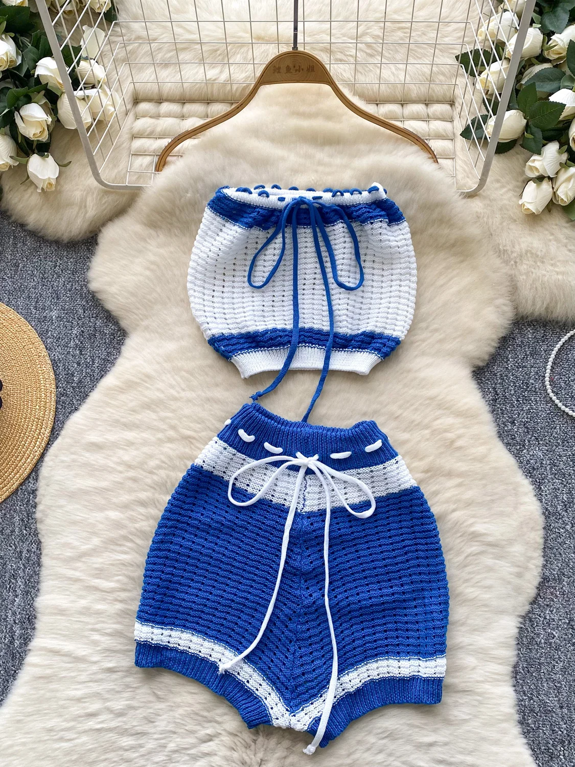 مجموعة عطلة الشاطئ للنساء: بلوزة بدون أكمام بتصميم بلوكات ملونة مع حزام، وبنطلون ضيق، لإطلالة صيفية جذابة وجريئة. #5