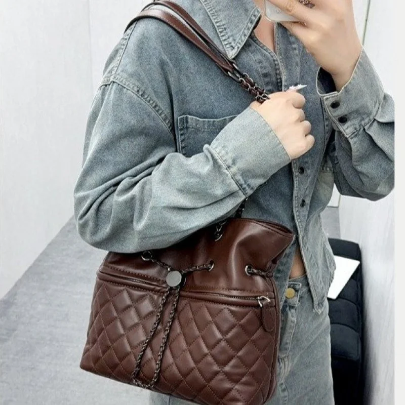 

Luxury Ladies Handbag Made Of Fine Leather Boasting Trendy Design And Paris Vintage Elegant Look​