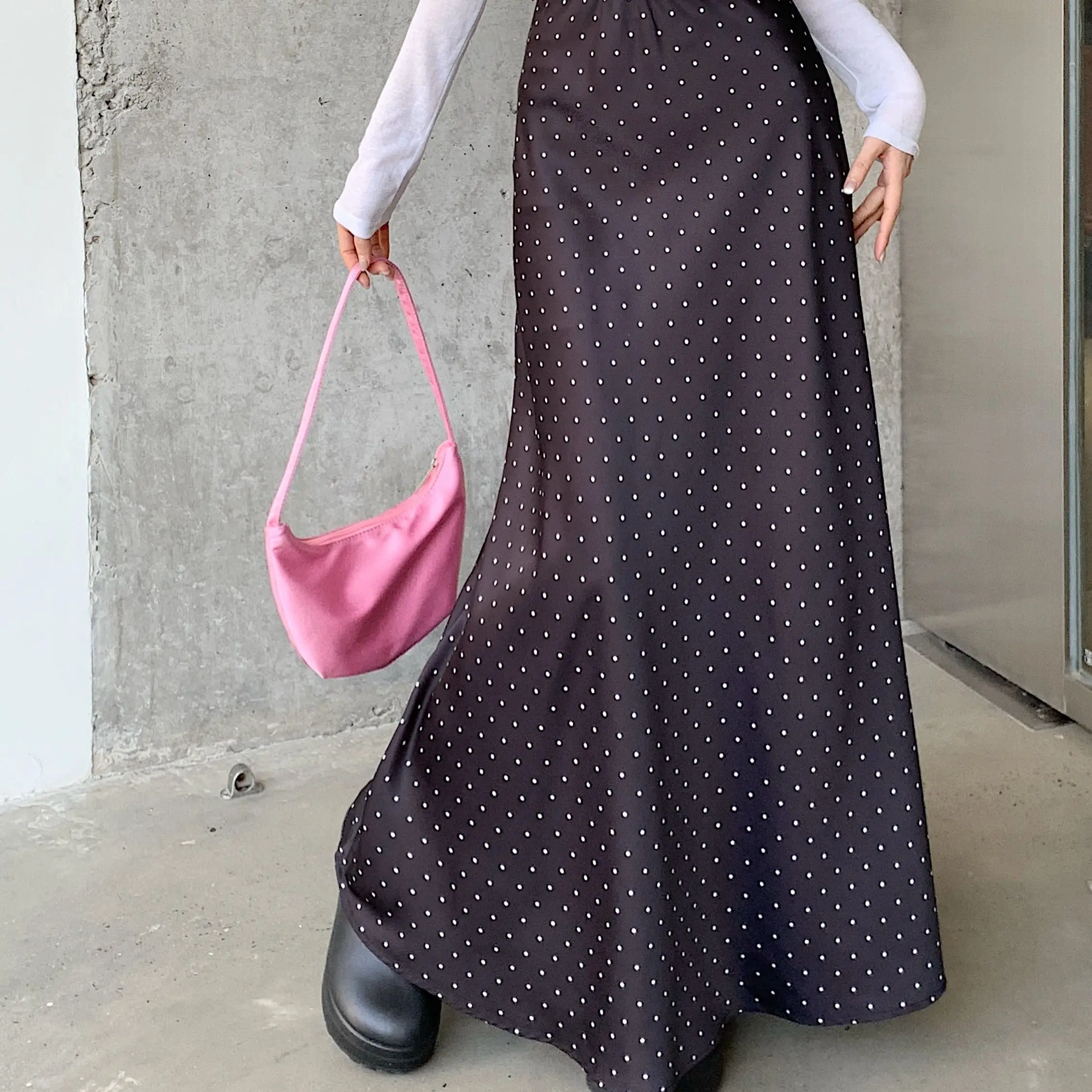 تنورة نسائية من الساتان الفرنسي المنقط لربيع وصيف 2025 تنورة طويلة جديدة عالية الخصر من الأسيتات النحيفة ذات ثنيات ذيل السمكة