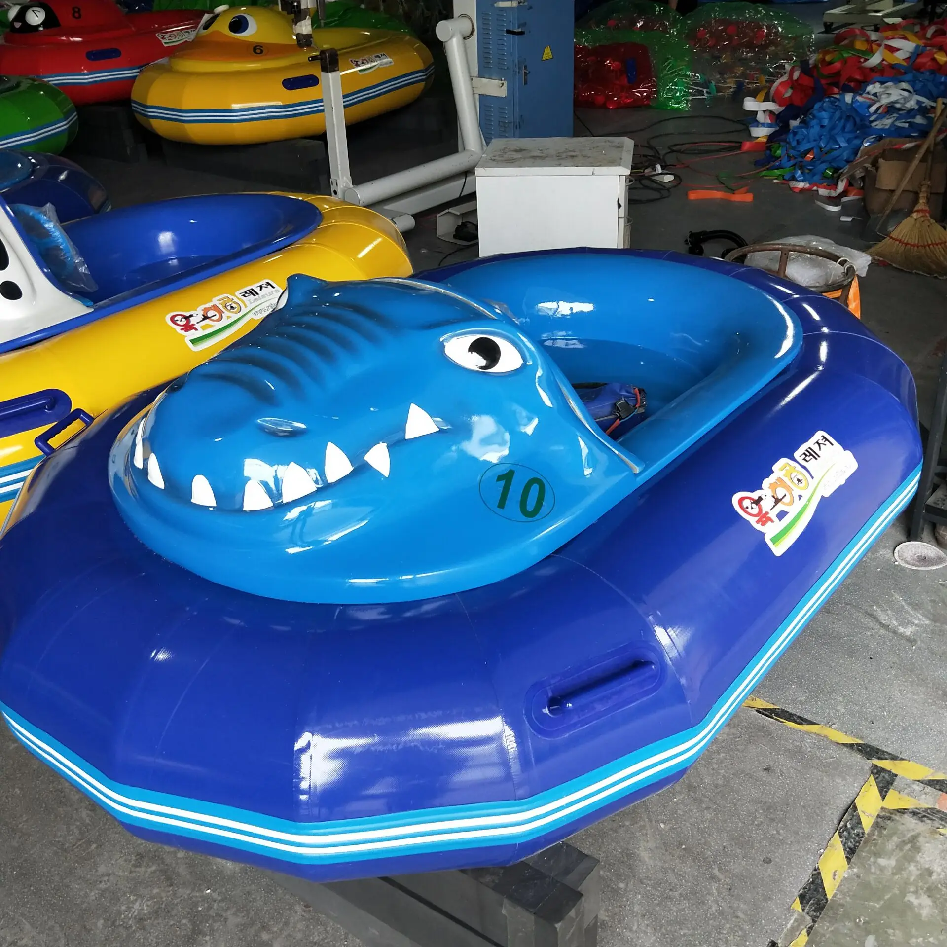 Customized inflatable battery powered adult amusement park electric bumper boat