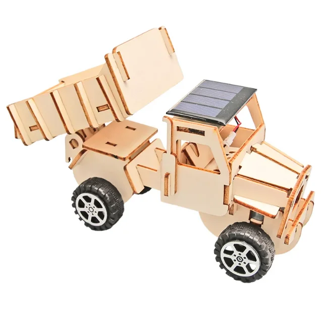 Camion ad energia solare su piccola scala, invenzione creativa dell'auto da corsa ad energia solare