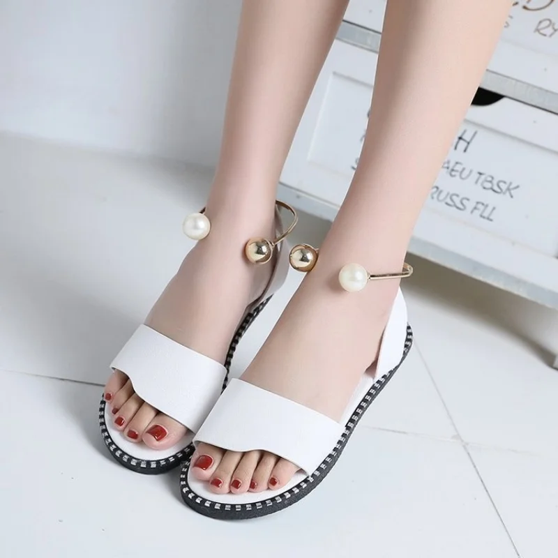 

New fashionable Korean-style open-toe flat outerwear buckle sandals, simple pearl-decorated Roman-style beach slippers