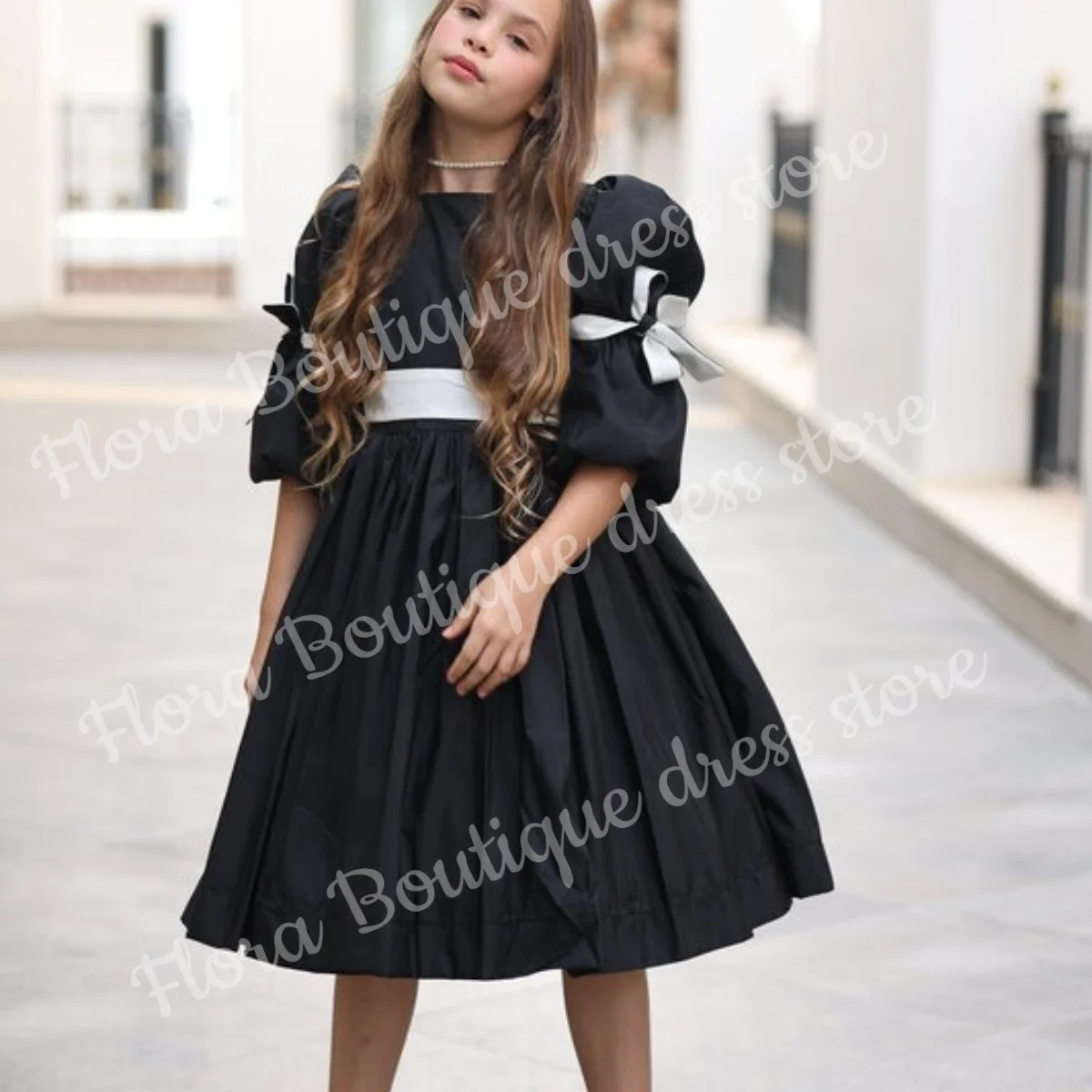 ชุดเดรสเด็กผู้หญิงสีดำแบบสั่งทำพิเศษ แขนครึ่งตัว แต่งลูกไม้ตัดกัน ชุดเพื่อนเจ้าสาวสำหรับงานแต่งงาน งานเลี้ยงรับรองอย่างเป็นทางการ และงานปาร์ตี้