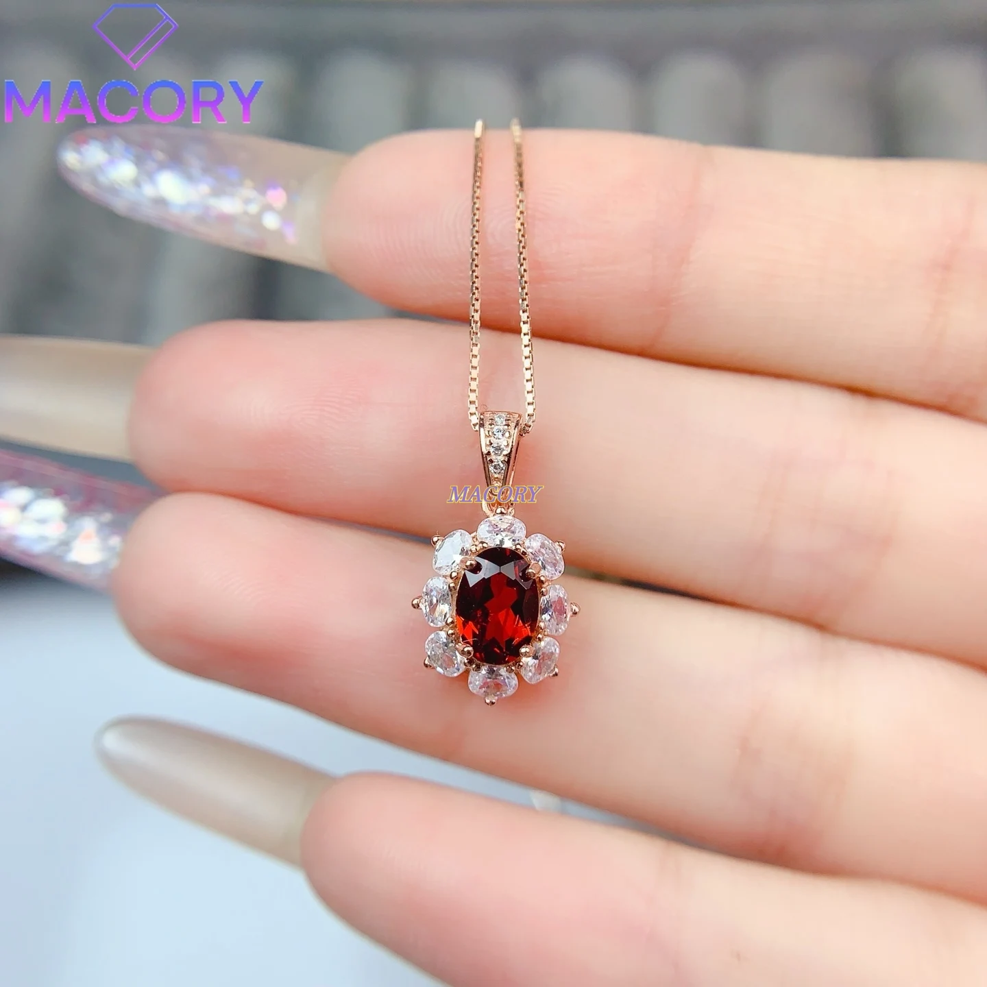 

Подвеска из натурального граната Ms. Yin с высококачественным модным дизайном, молодежным и элегантным стилем поставляется с сертификатом.