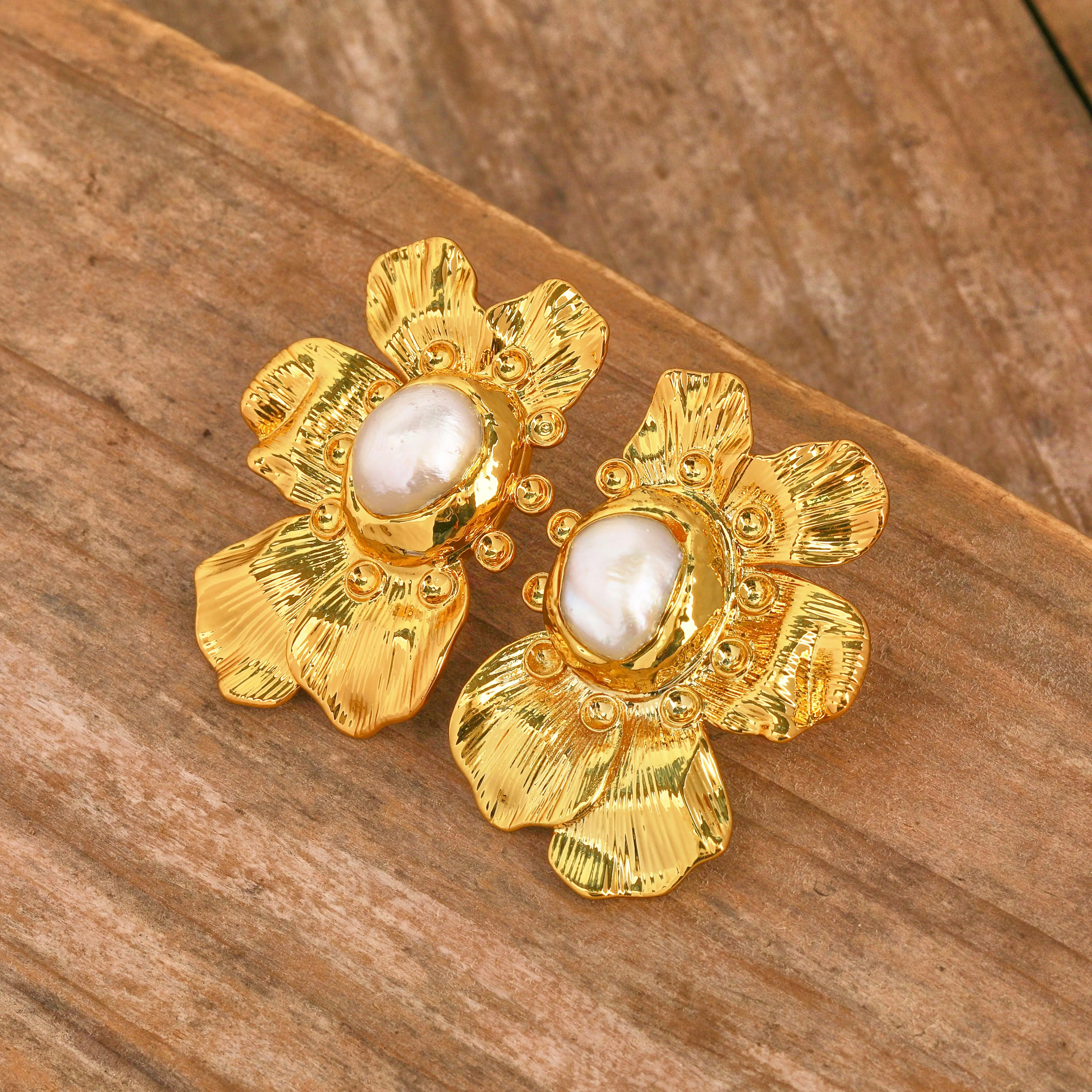

Vintagy Style 18K Gold Plated Copper Earrings Fashionable Half Flower Design with Freshwater Pearl for Parties