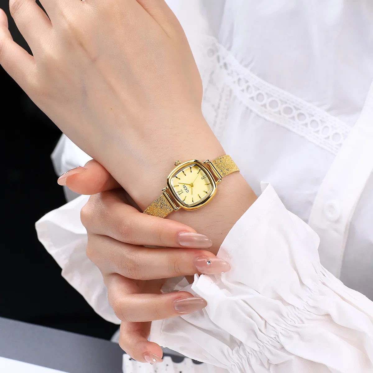 UTHAI 61018 CQ492 ساعة نسائية رائعة جديدة ذات قيمة جمالية عالية، حزام مقاوم للماء من الفولاذ المقاوم للصدأ، ساعة كوارتز مربعة