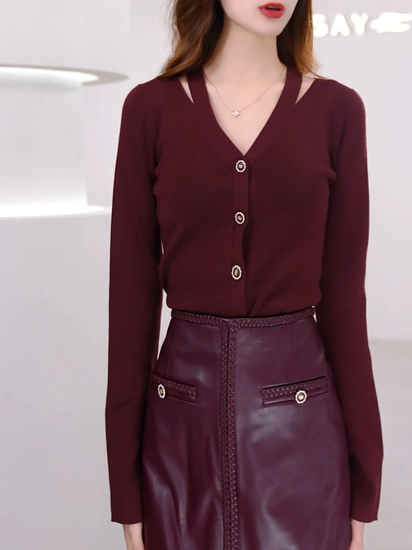 

Новинка 2025: Модный женский вязаный кардиган с V-образным вырезом, винно-красный, на одной пуговице, с длинными рукавами, приталенный, для ношения под одеждой
