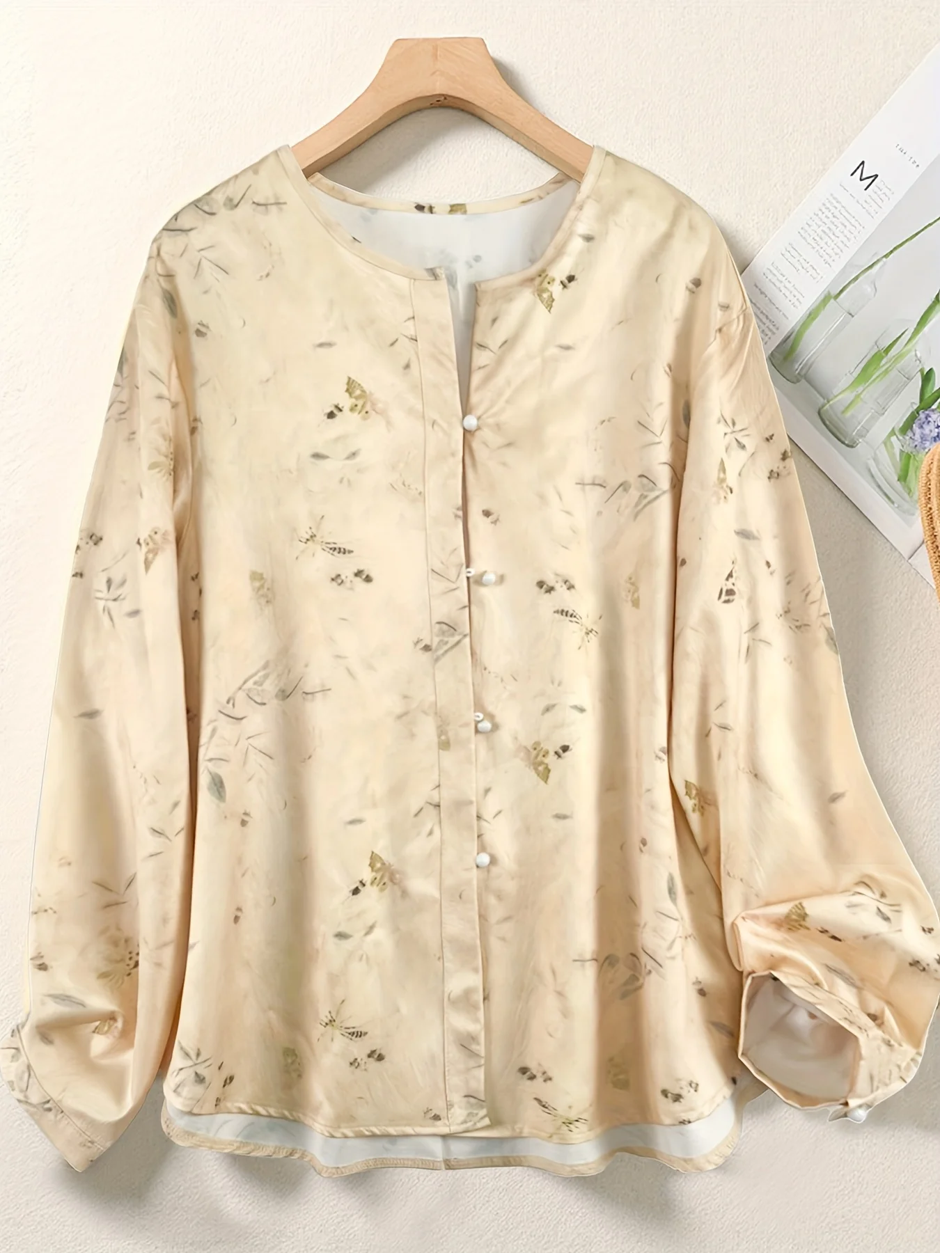 

Элегантные и свежие женские рубашки с круглым вырезом и длинными рукавами на осень: минималистичные и элегантные