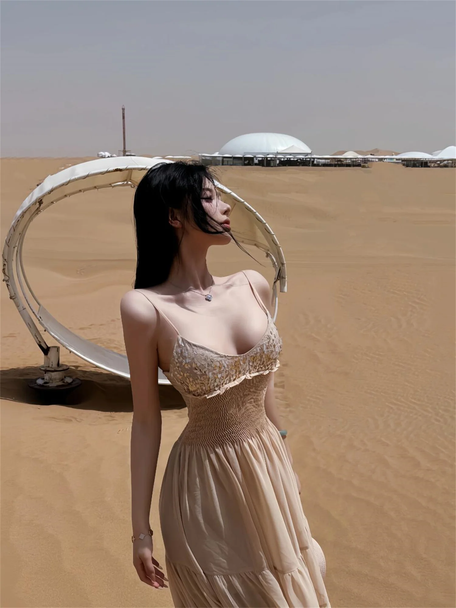 

Элегантное женское платье миди А-силуэта без бретелек с завышенной талией для отпуска, пляжа и торжественных случаев