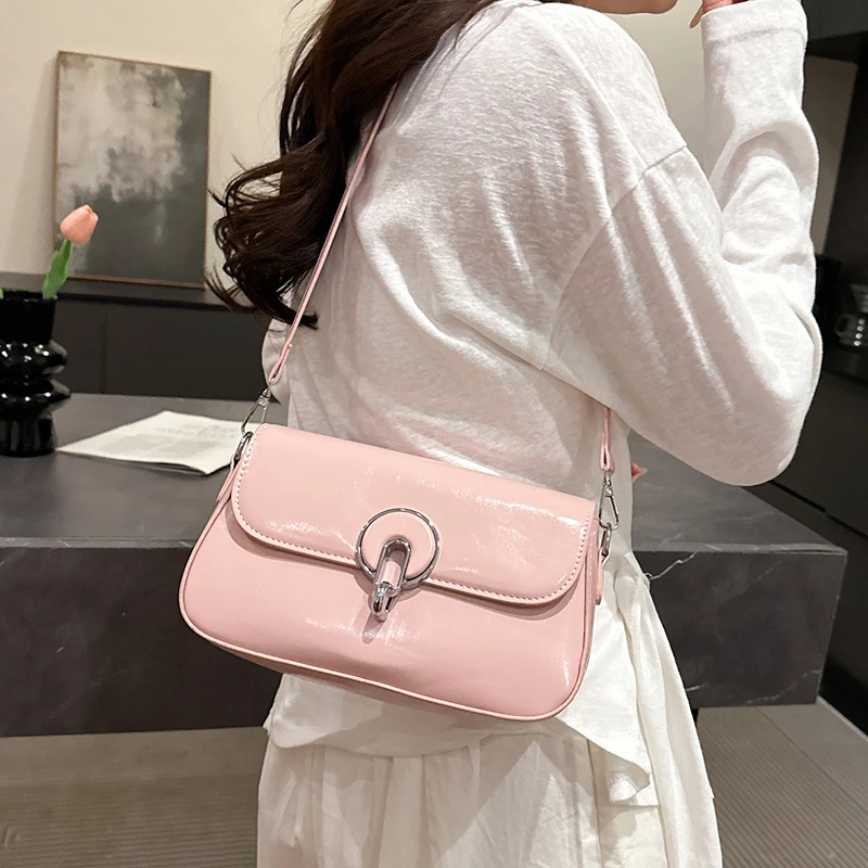 

Popular And Chic Tote Bag By Famous Designer For Ladies Luxury Leather Handbags With Multiple Pockets