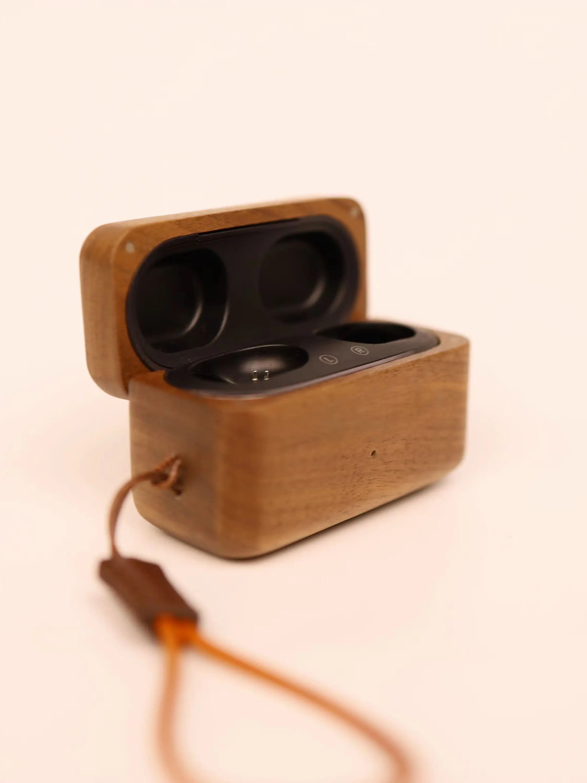Ręcznie Robione Etui z Drewna Orzechowego na Devialet Gemini II – Dzielone Ochronne Etui na Słuchawki, Okrągły Łuk/Kwadratowy Design — zdjęcie produktu 7