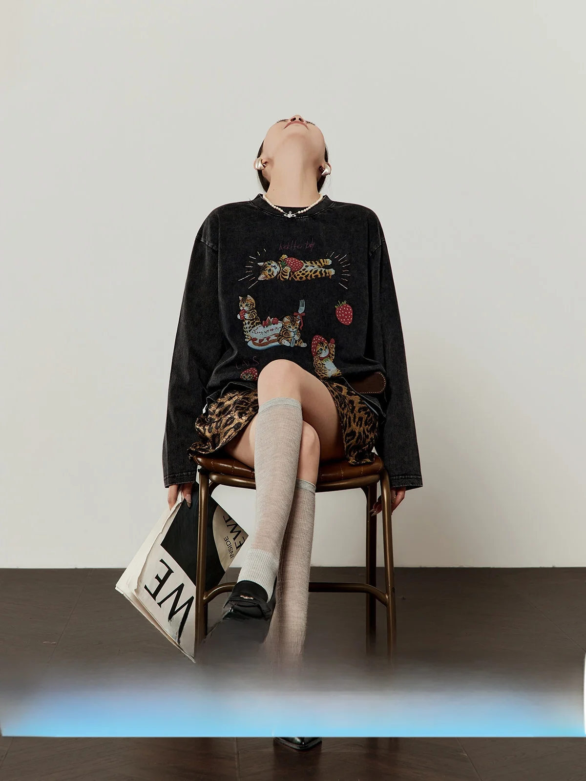 

Черная повседневная футболка с принтом для женщин, свободный крой, длинный рукав, дизайн с клубничной головой, весна 2026, новый стиль, повседневная одежда