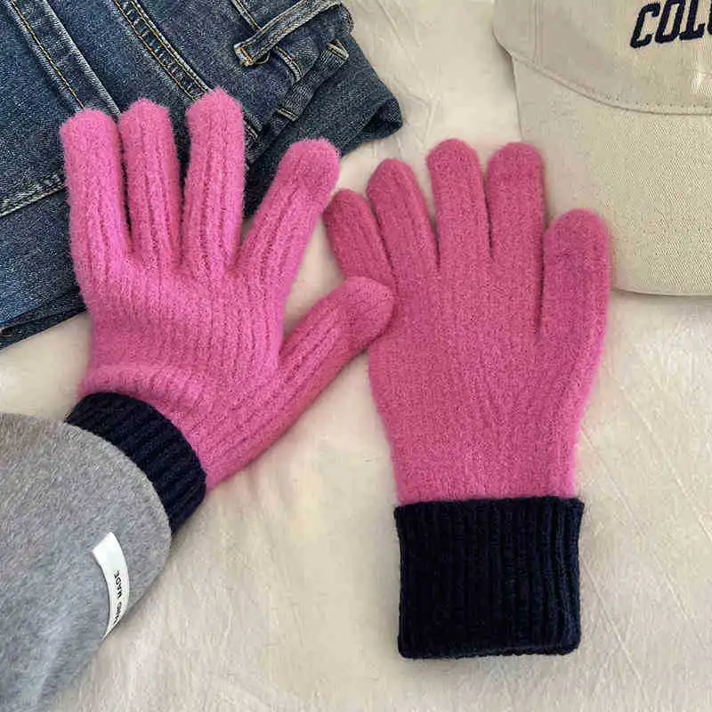 Women's Touch Screen Gloves Are Thick, Warm, and Cold Resistant in Winter. Finger Gloves Are Comfortable and Soft