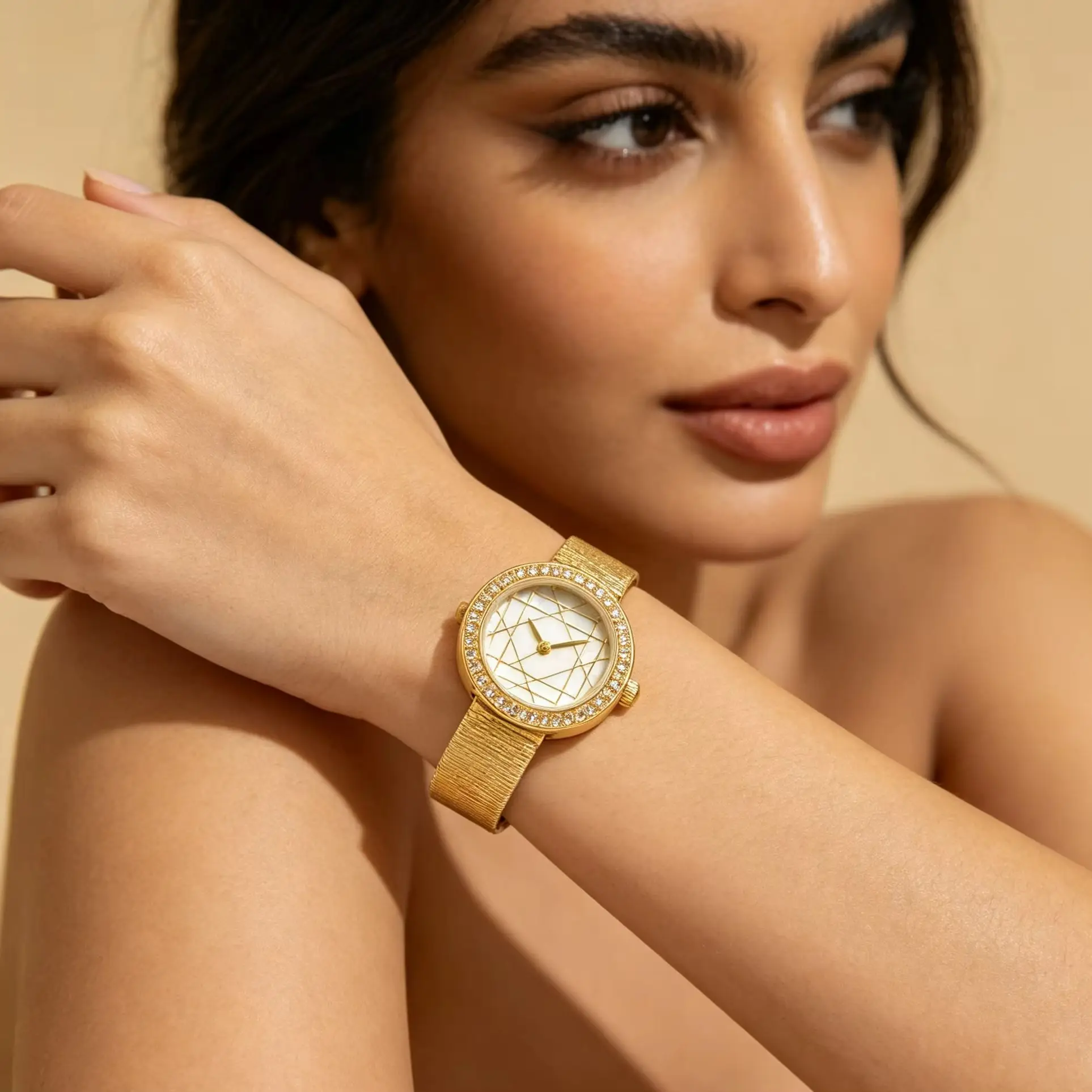 Vintage Quilted Embossed Ladies Quartz Watch Brass Case Gold-tone Plated Strap Daily Fashion WatchElegant Dress Wristwatch