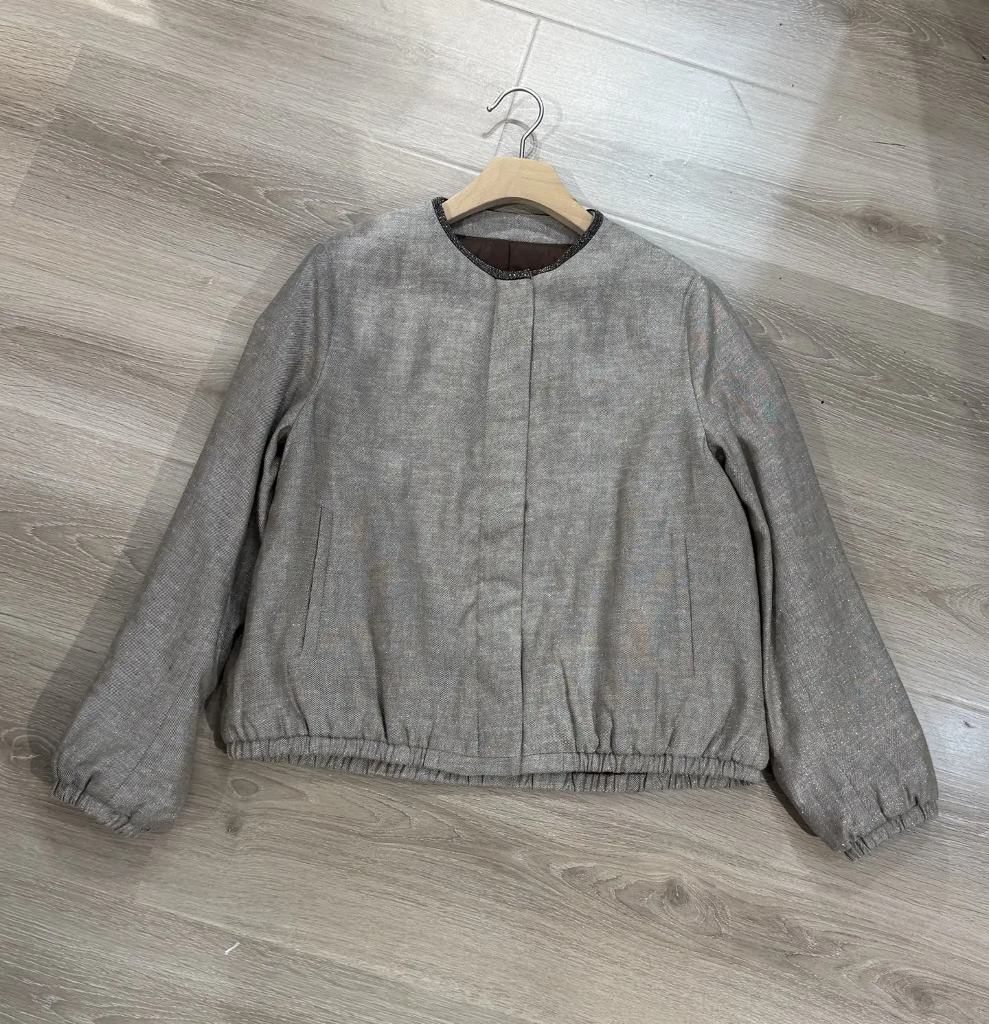 وصل حديثًا لشتاء 2025: سترة نسائية عالية الجودة برقبة دائرية وأكتاف منسدلة من الكتان واللؤلؤ - أنيقة ودافئة