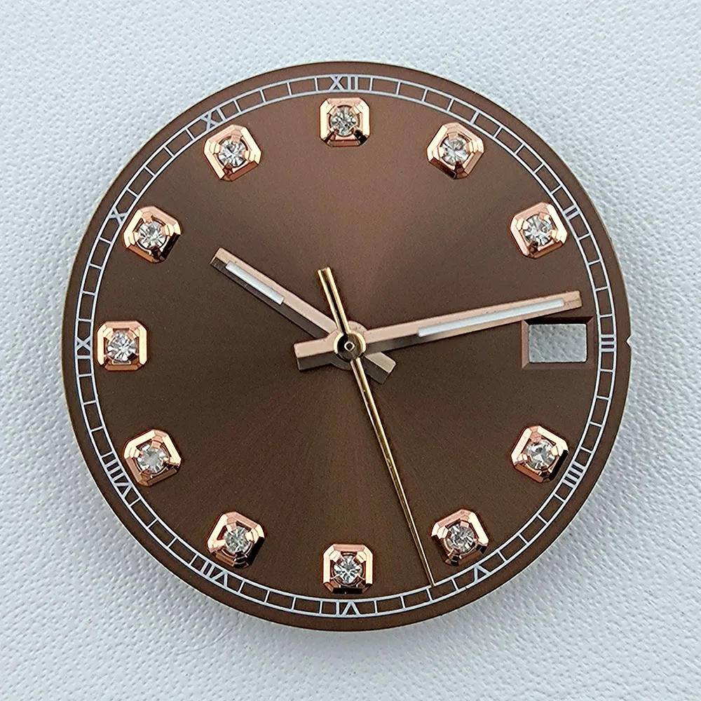 Циферблат NH35 28,5 мм. Циферблат с индивидуальным логотипом. Алмазный индекс. Совместим с механизмом NH35. Вставка корпуса с заводной головкой на 3 часа.