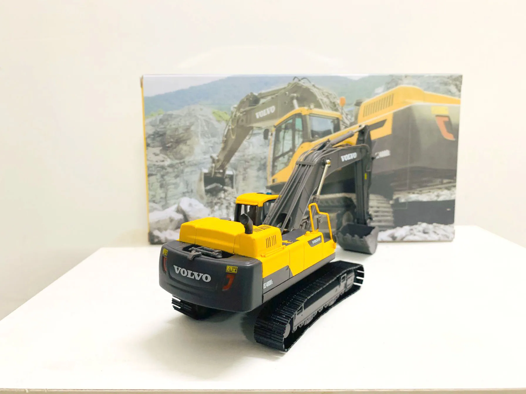 EC480D Crawler Excavator 1:50 Scale DieCast Collectible Model New in Box