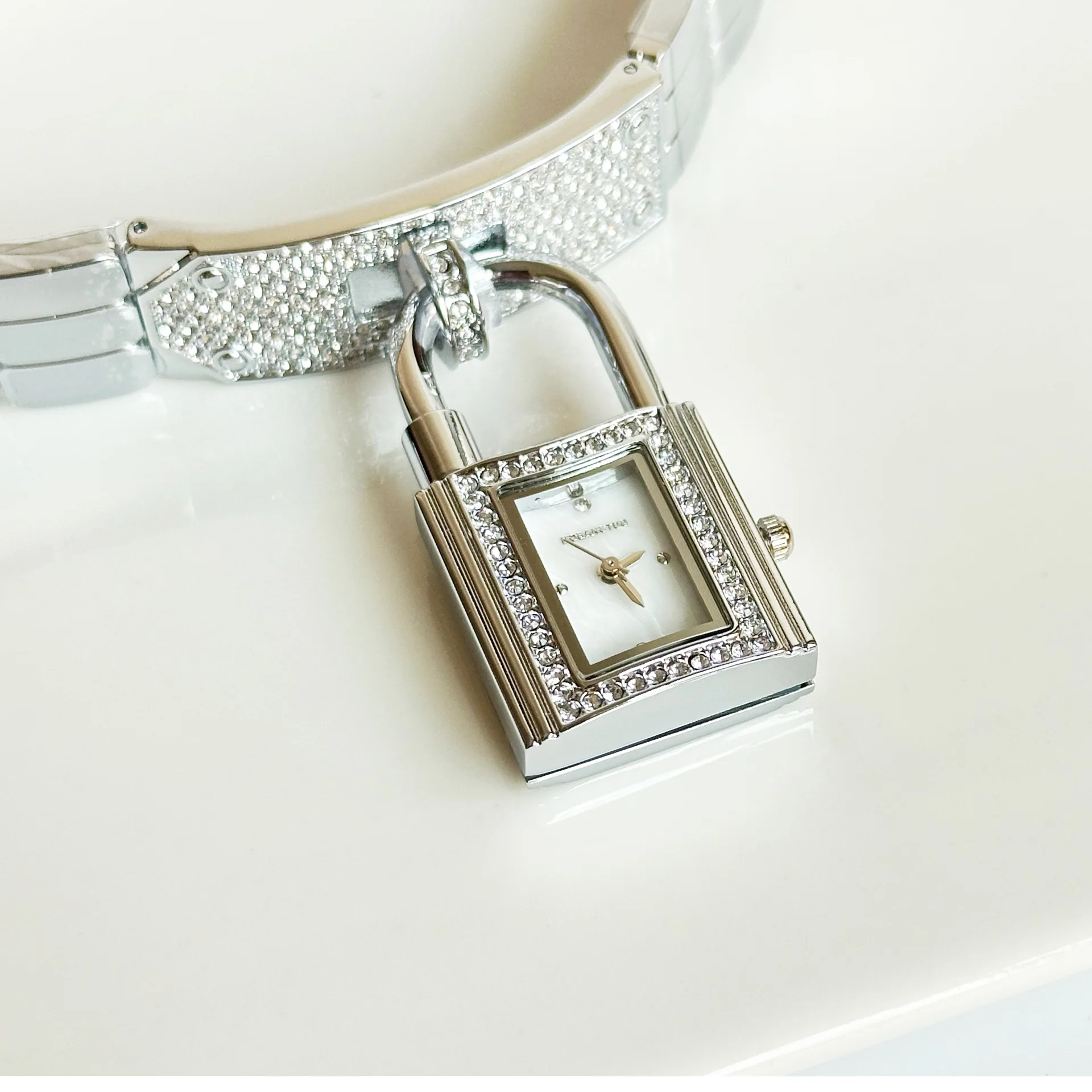 ساعة بسوار قفل للنساء، ساعة بسوار معدني على شكل قفل على الطراز الأوروبي والأمريكي، هدية نسائية