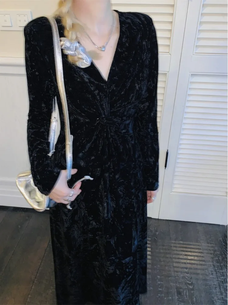 

plus Size Velvet Long Sleeve Dress V-Neck Waist Cinched Slimming Design A-Line Black Dress Korean Style Commute Fashion
