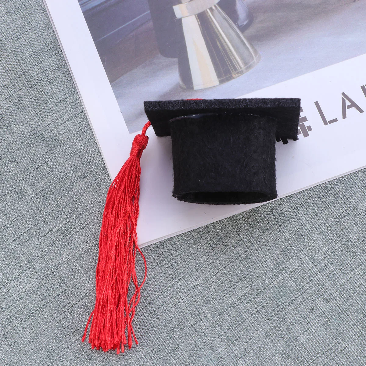 

Creative Mini Doctoral Hat Wine Bottle Decoration Tassel Cap Party Favors Red Fabric Festive Table Decor Christmas