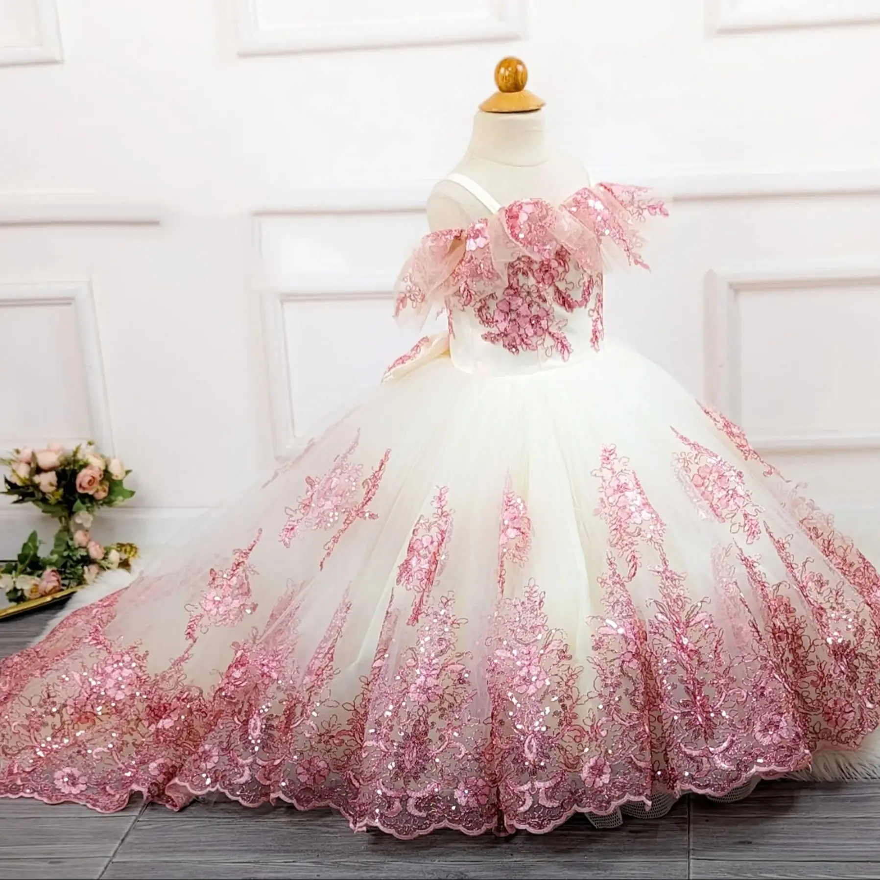 

Customized Ivory Flower Girl Dress For Wedding Pink Appliques Floor Length Princess First Communion Quinceanera Birthday Gown
