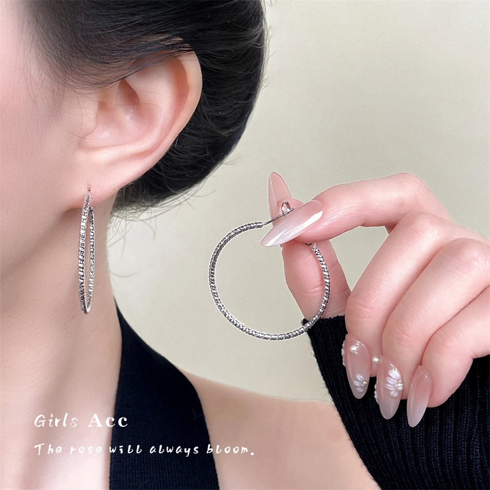 

Сверкающие преувеличенные большие простые обручи, женские смелые модные минималистичные элегантные серьги высокого класса