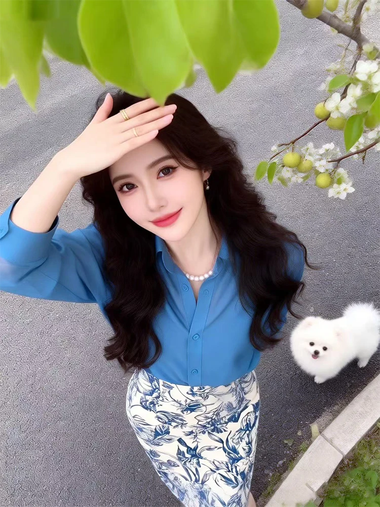 

Уникальный летний комплект из рубашки и юбки с цветочным принтом для женщин: элегантный стиль для офиса, синий топ и юбка средней длины, комплект из двух предметов