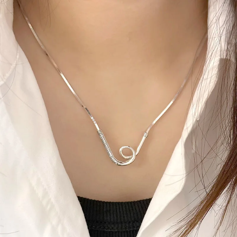 

Personality knotted curved square snake bone necklace female cold style fashion personality versatile high sense neck chain