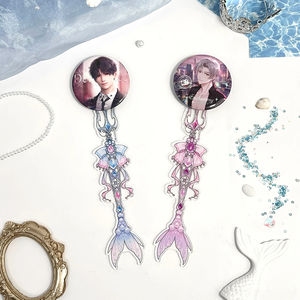 Ocean Mermaid Tail Trident Magnetic Acrylic Badge Display Wand, Gem Bow Print Pin Stick, for Otaku Offline Fan Meet Photo Prop