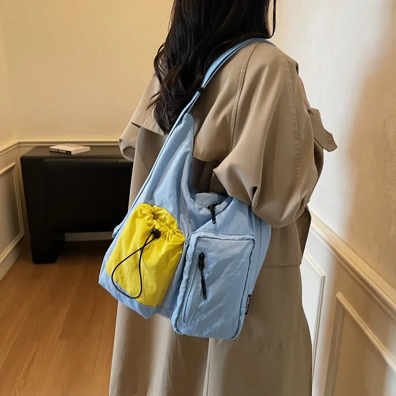 حقيبة نسائية رائعة فاخرة وخفيفة الوزن برباط بسيط بألوان متباينة حقيبة كتف من القماش المركب حقيبة كروس