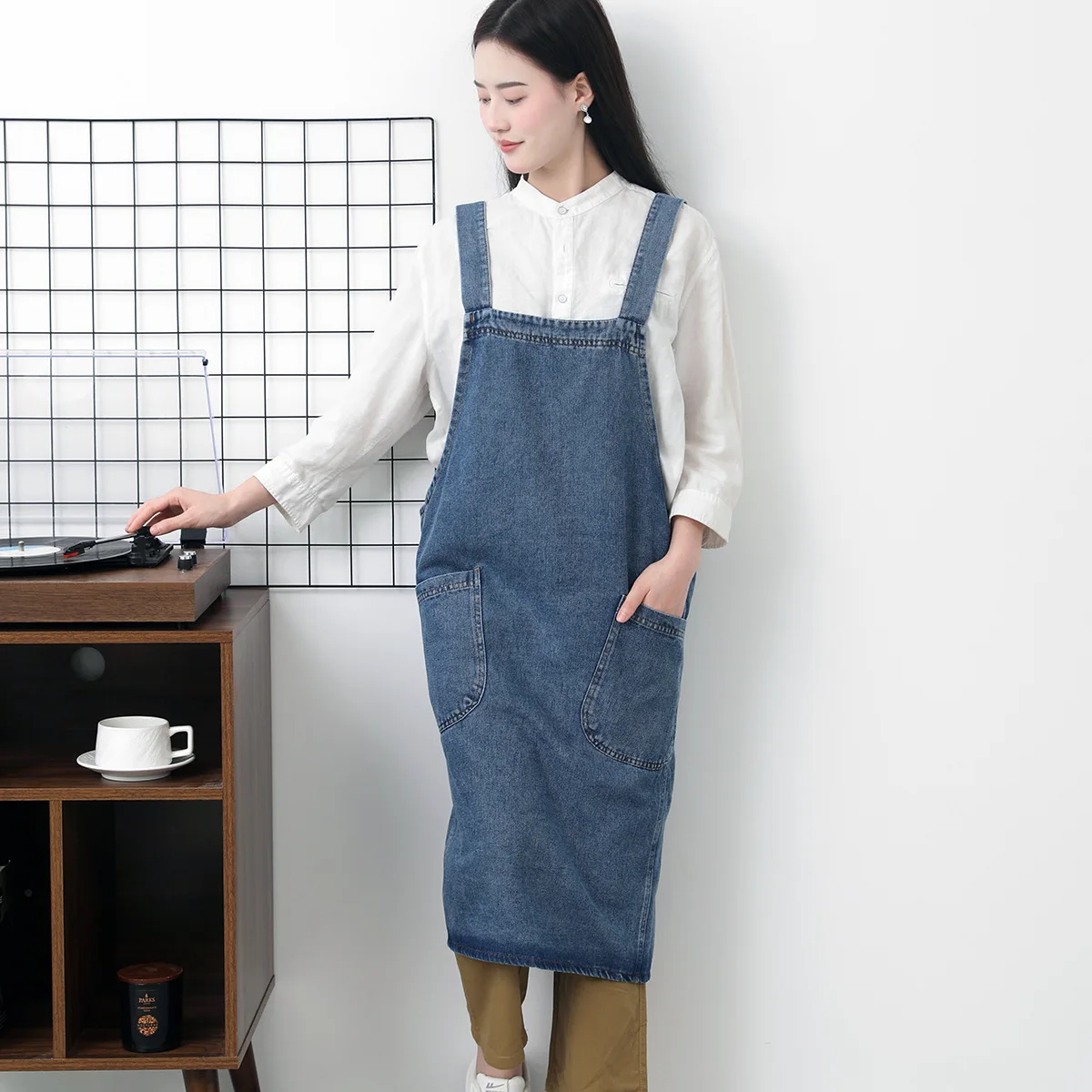 

100% cotton washed denim apron anti-stain suitable household use multiple scenarios cross-back straps unisex work apron A1