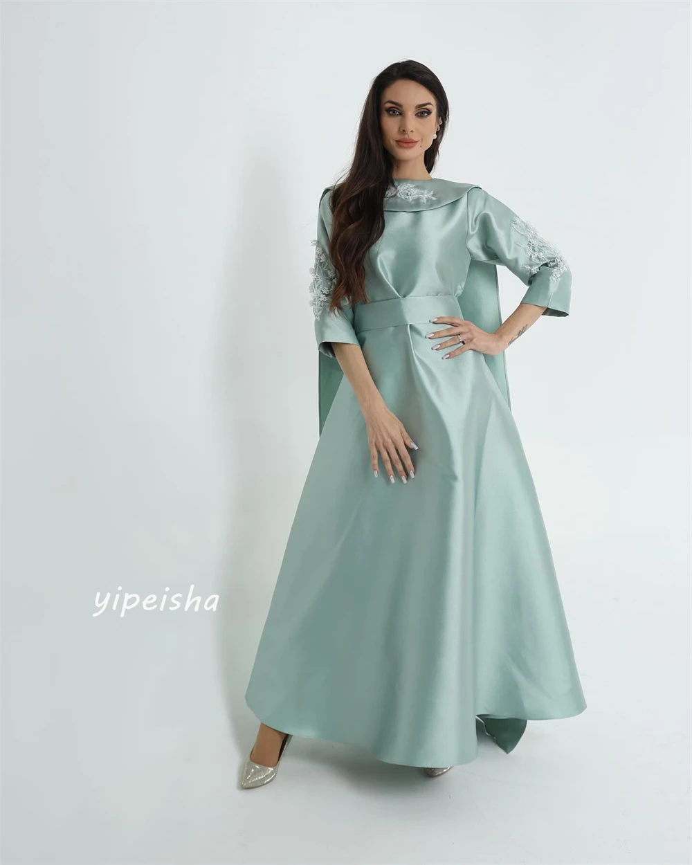 Maßgeschneidertes Jiayigong hochwertiges Abendkleid aus Satin mit Perlenstickerei, drapiert, formelle A-Linie, hoher Kragen, maßgeschneidertes Anlasskleid mit langen Ärmeln