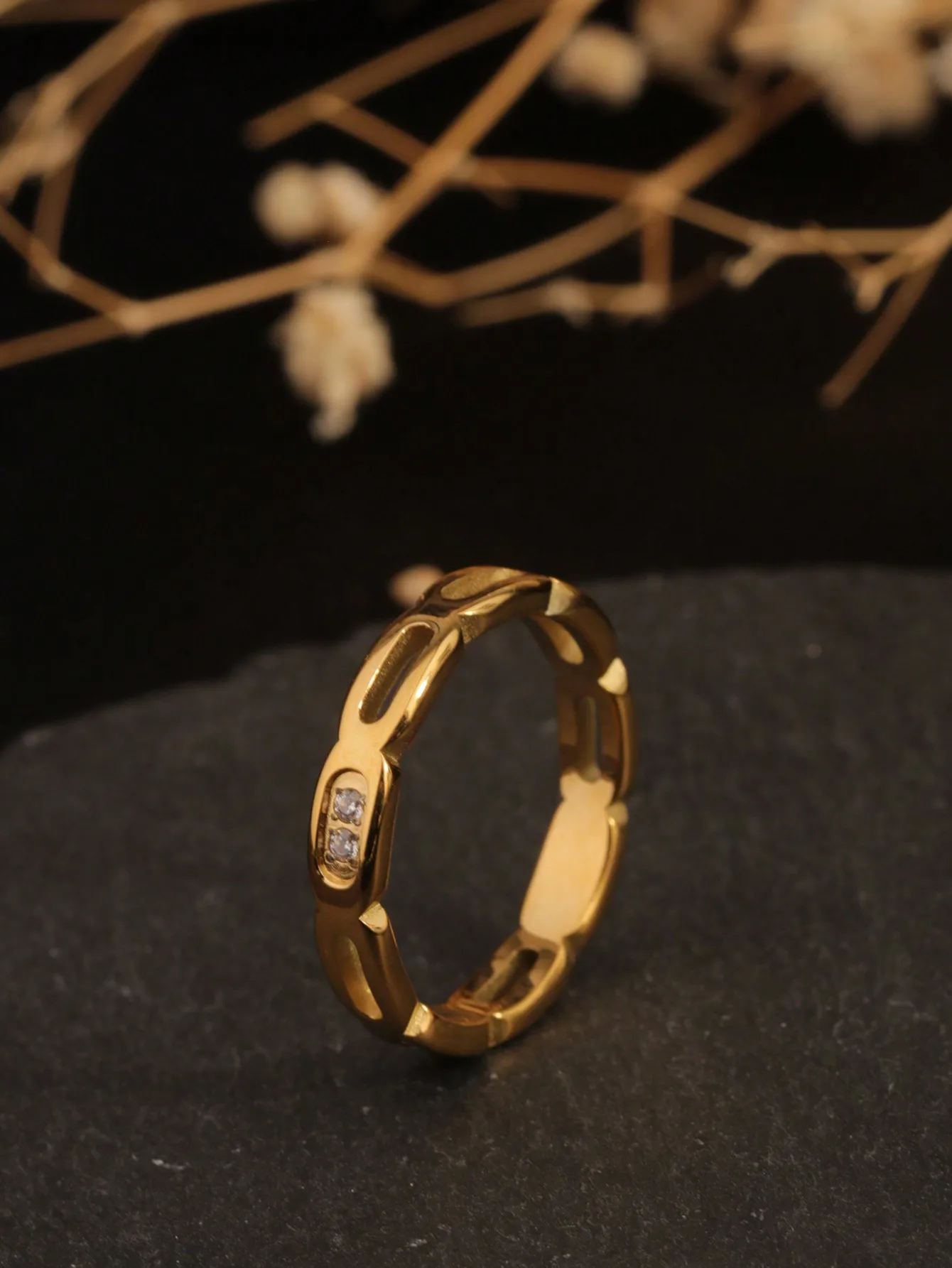 1 Piece Oval Ring with Rhinestones, 18K Gold Stainless Steel Oval Hollow Woven Ring, Suitable for Women's Daily Wear, Wedding Wear, Gift for Mother or Wife