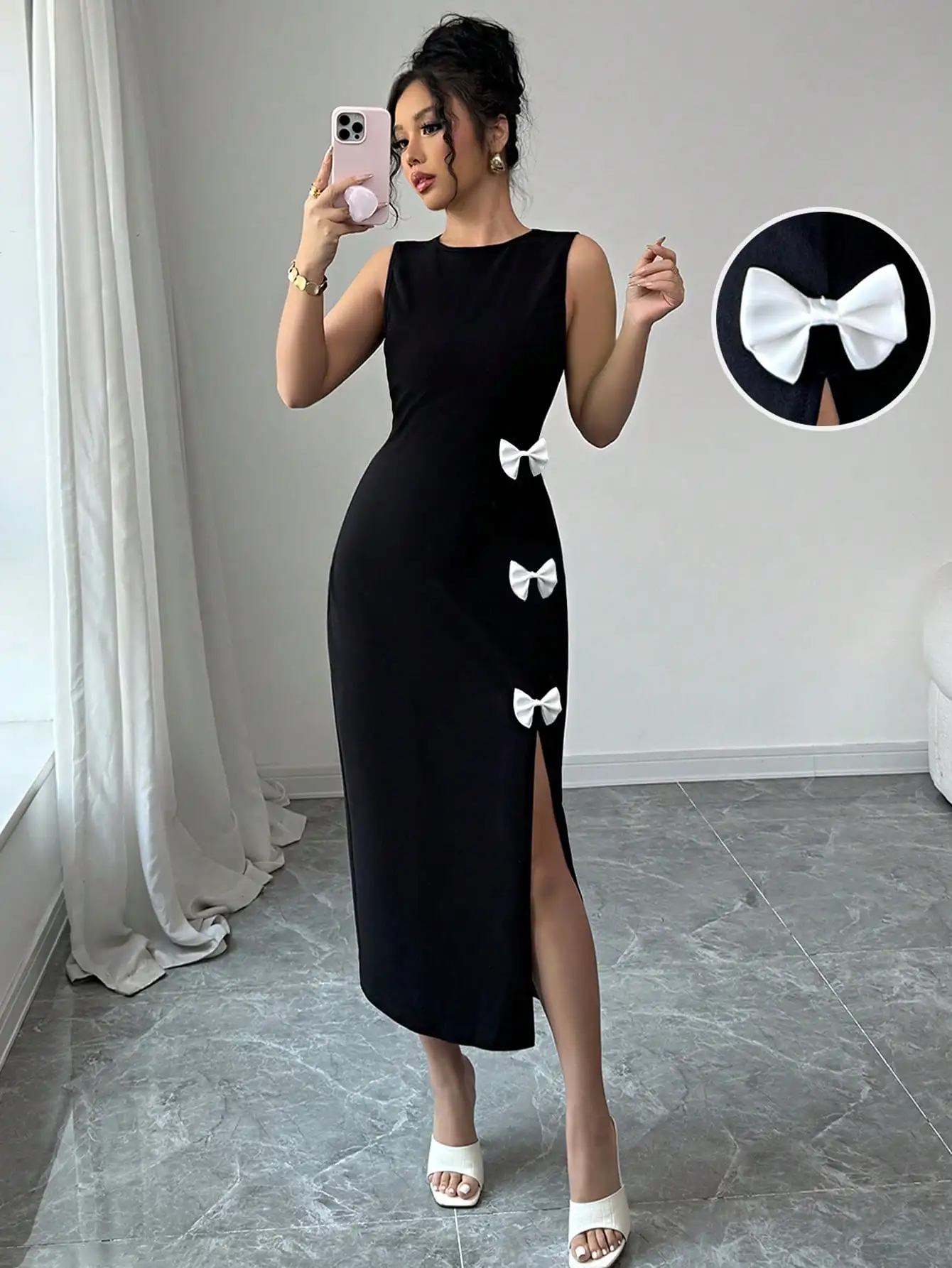 

Черное облегающее платье миди без рукавов с круглым вырезом, белыми бантиками и боковым разрезом