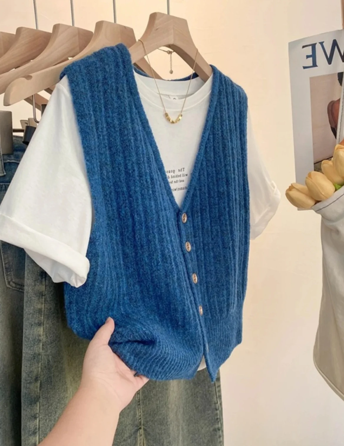 

Women's Knitted Vest Sweater High-End Vintage V-Neck Cardigan Sleeveless Top for Girls 8-24 Years Old Chic Layering Piece
