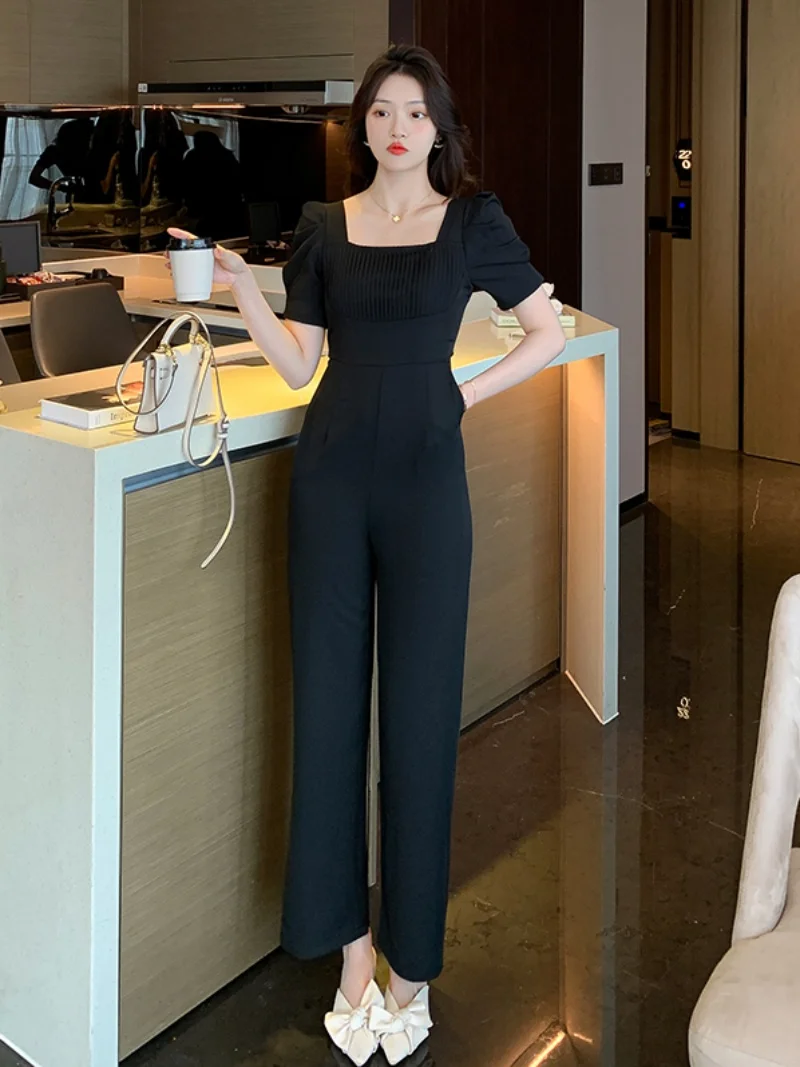 จั๊มสูทขาบานเอวสูงสไตล์ใหม่สำหรับฤดูร้อน พร้อมดีไซน์คอเหลี่ยมแบบ Bubble Sve ให้ความรู้สึกพลิ้วไหว ดูสง่างามแบบผู้หญิง...