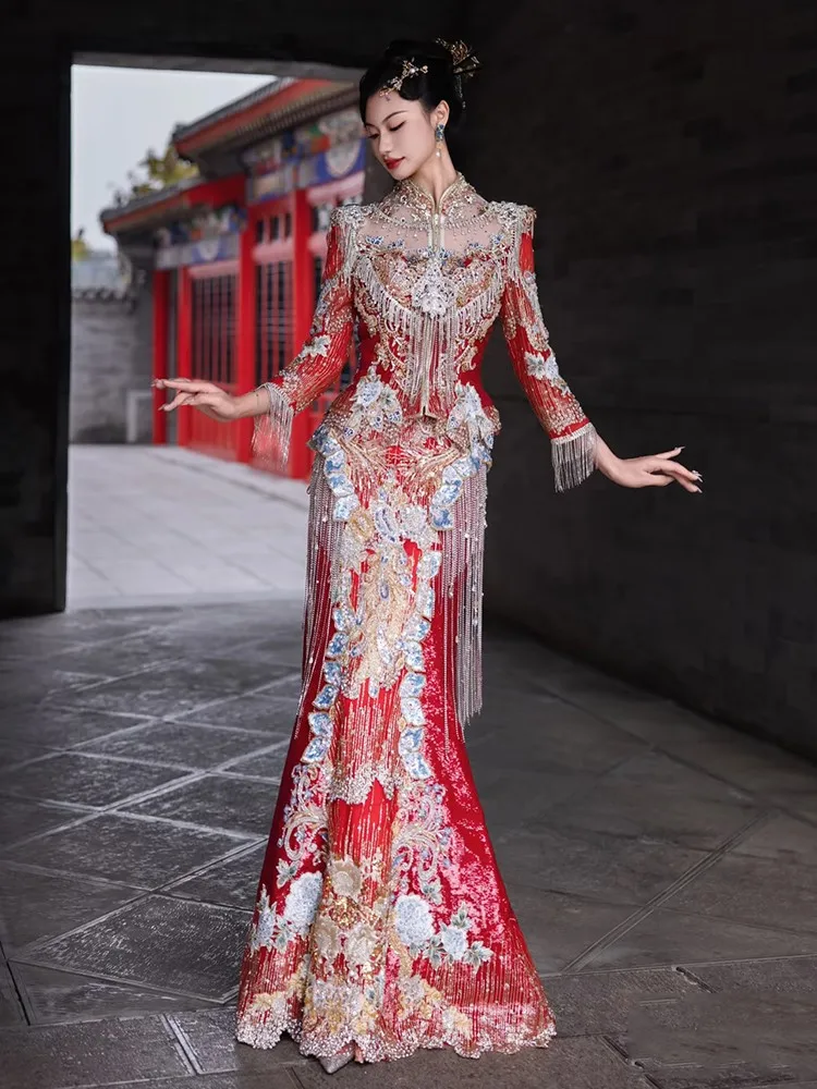 

The new red wedding dress for brides is a traditional Chinese with style of dragon and phoenix jackets
