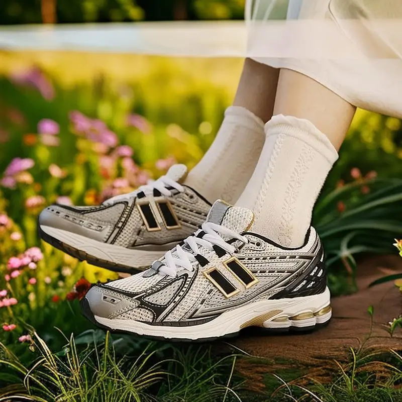 أحذية الركض الكاجوال للجنسين من سلسلة 1906: زوج أنيق من الفضة والأبيض والأصفر بنفس التصميم